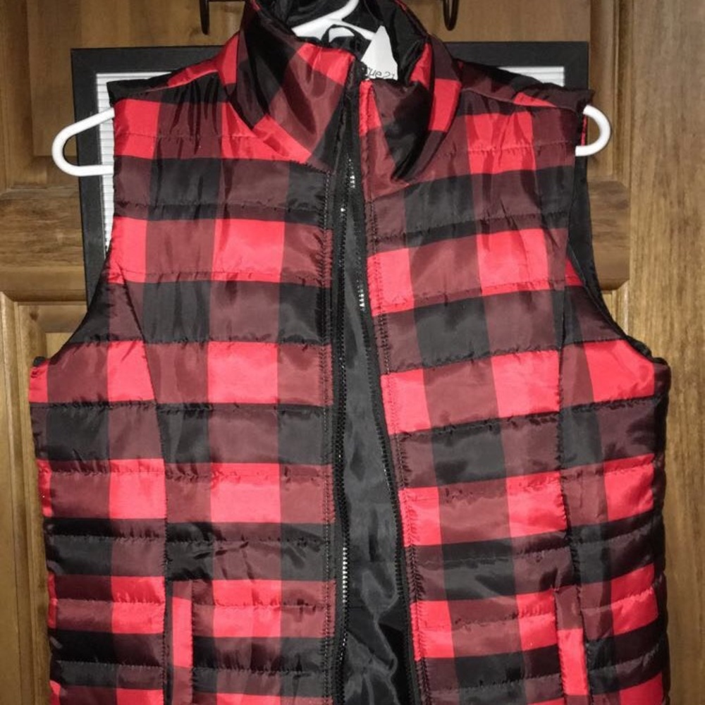Plaid vest 🖤❤️🖤